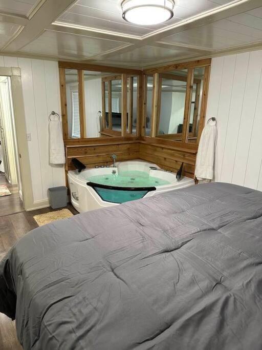 Hot Tub 5 Beds Apartment Moorhead Bagian luar foto