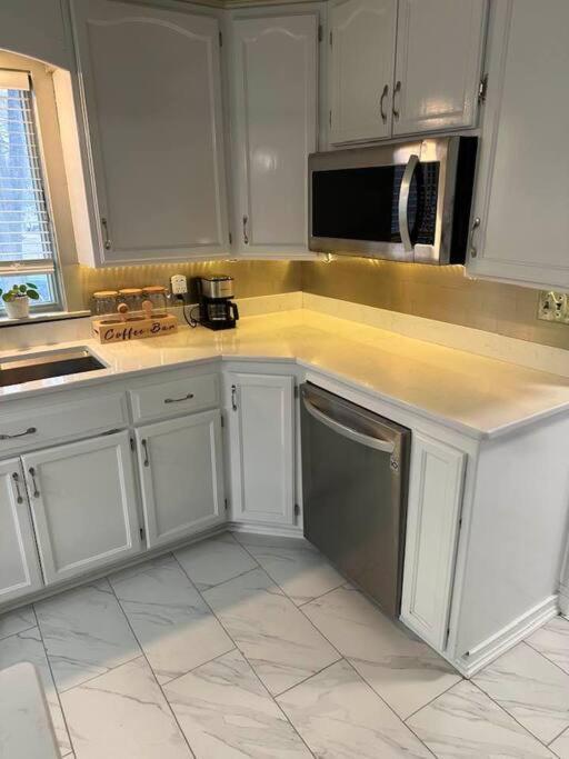 Hot Tub 5 Beds Apartment Moorhead Bagian luar foto